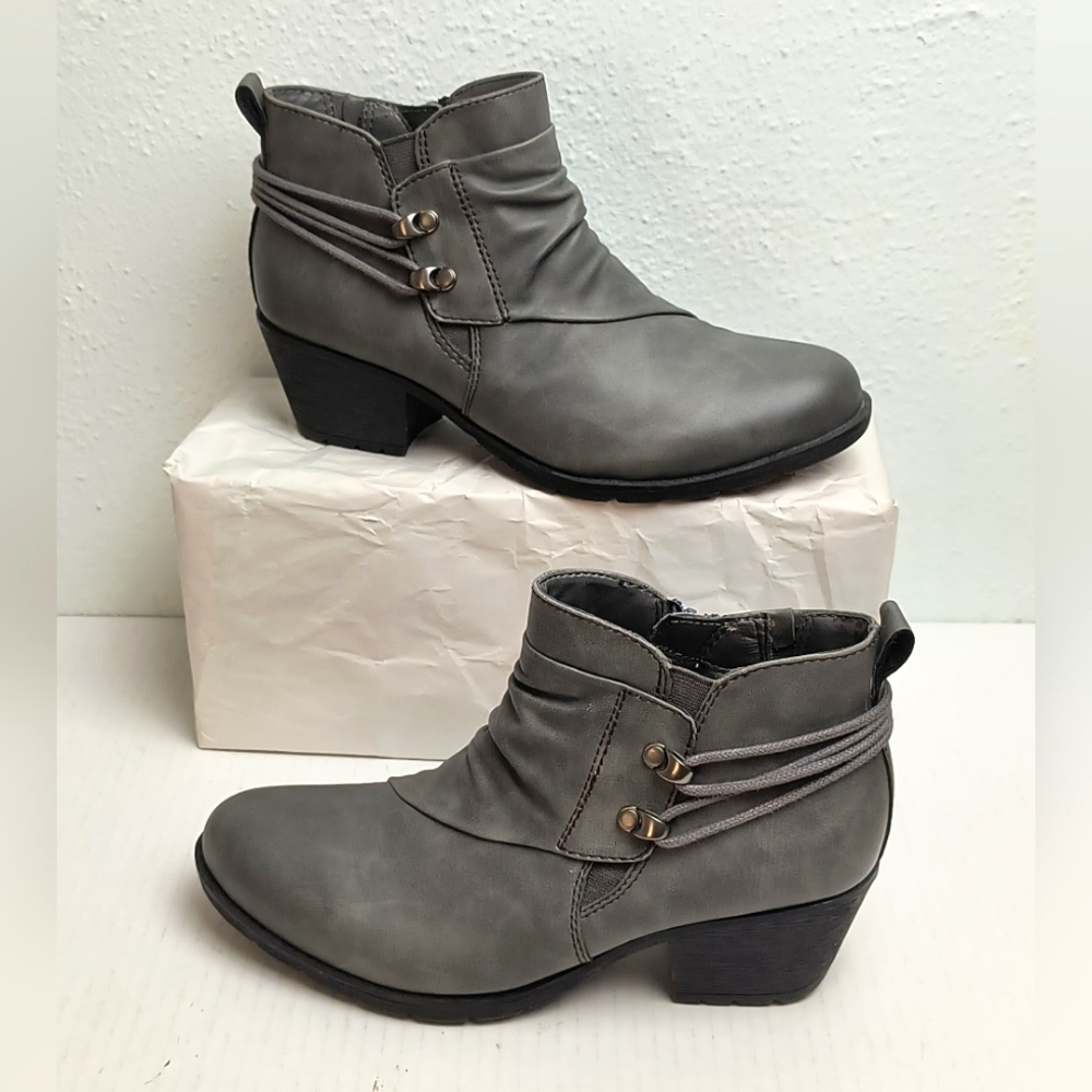 Earth Origins Anika 7M Gray Ankle Boots Low Stacked Heel Slouchy Design